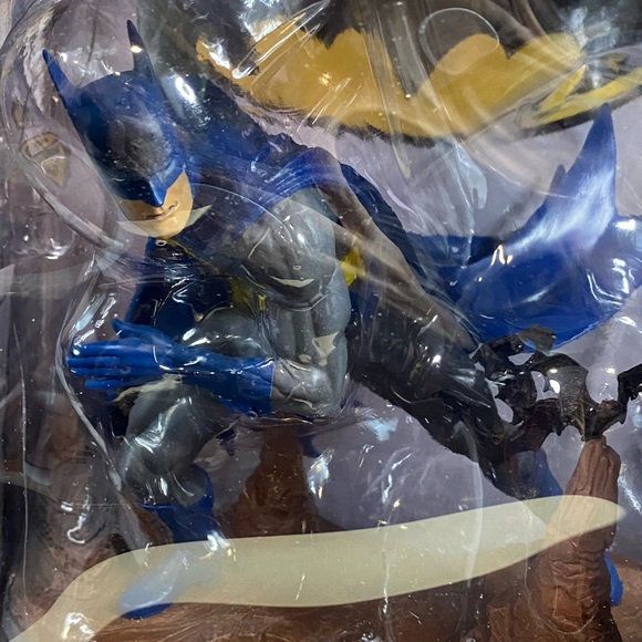DC Gallery Diamond Select: Classic
Batman 80 Years Diorama - Gamestop Exclusive - Picture 7 of 12